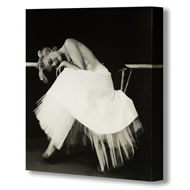 MARILYN MONROE ON CHAIR